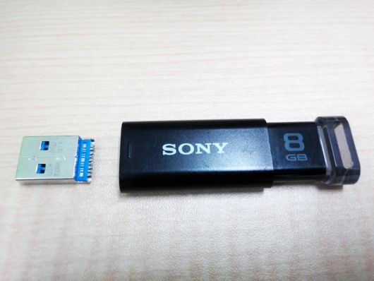 USBメモリの接続口と本体が分離