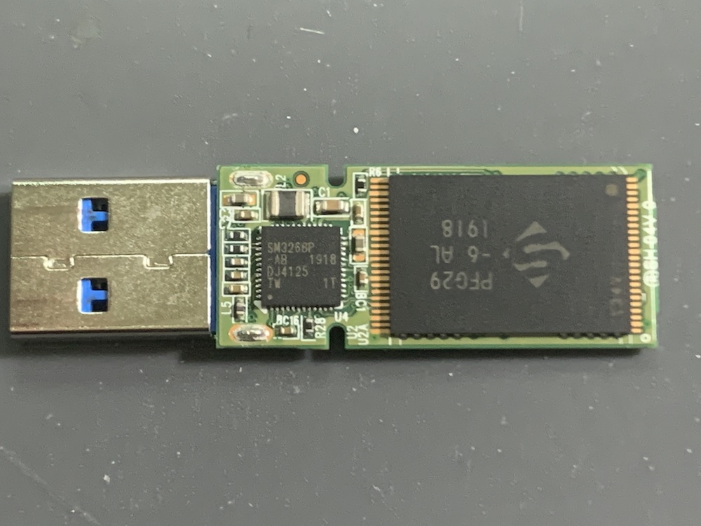 USBメモリから基板を取り出しました。