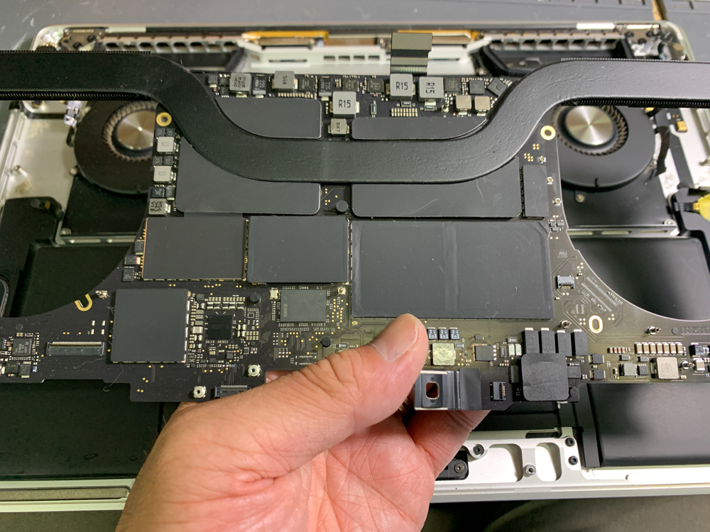 MacBook Pro (16インチ, 2019)水没 電源が入らない ロジックボード修理 ...