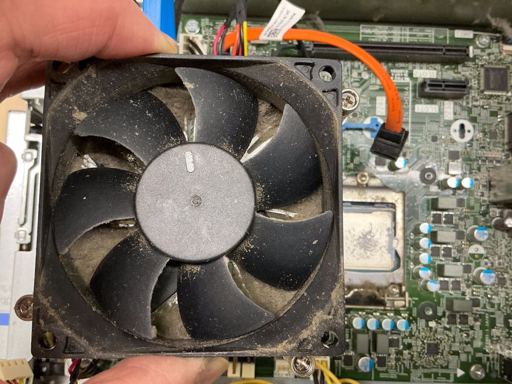 CPUファンに埃が詰まった状態 Vostro3470