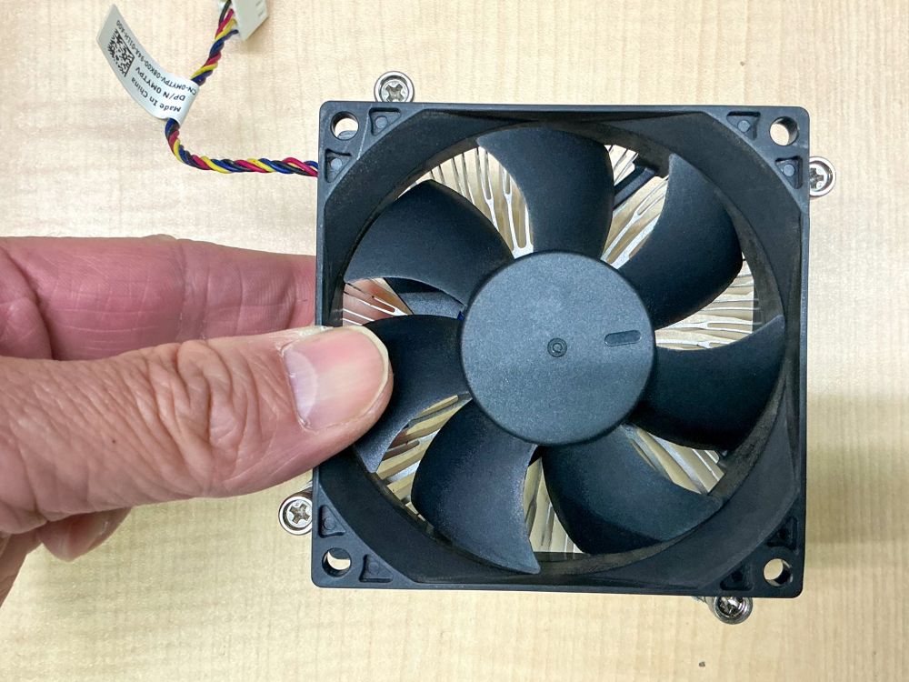 エアダスターによる内部清掃作業 大阪法人パソコン修理