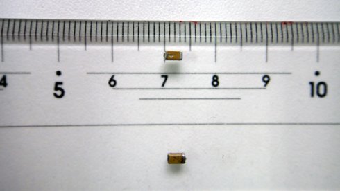 マザーボードの粒のようなチップコンデンサ交換